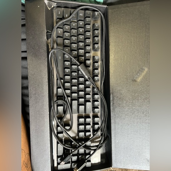 Logitech Carbon Gaming Keyboard - Picture 2 of 5